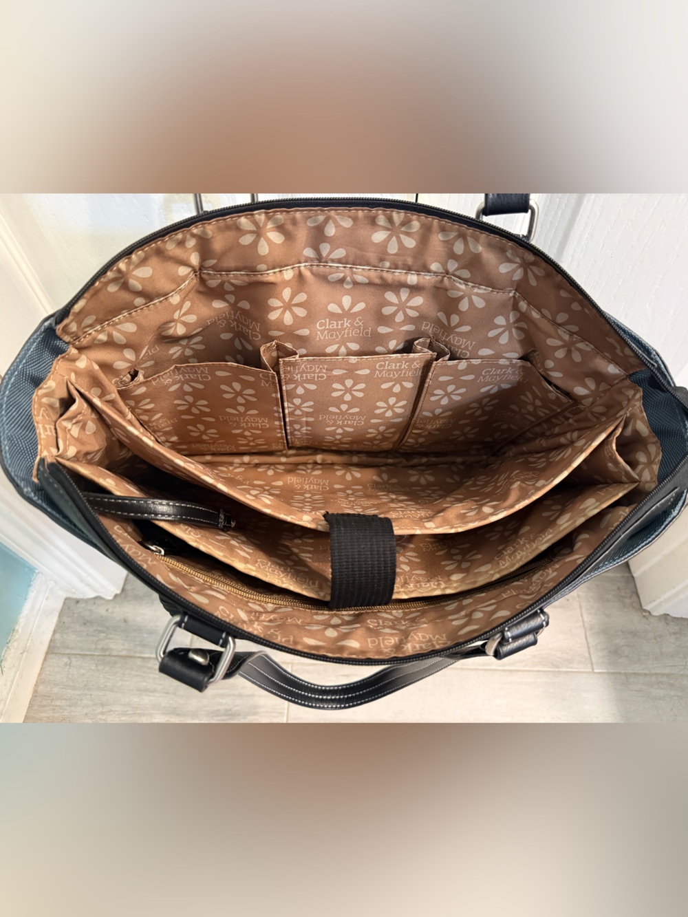 Elegant Laptop Shoulder Bag - spacious for any professional on the go - Picture 3 of 16